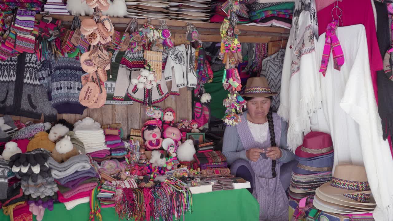 tejido tradicional de la mujer (cholita) en el mercado de recoleta, sucre