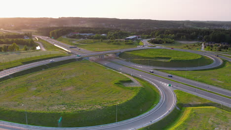 Vista-Aérea-De-La-Carretera-S6-En-Kielno-Gdynia,-Polonia-Durante-La-Puesta-De-Sol-De-La-Hora-Dorada