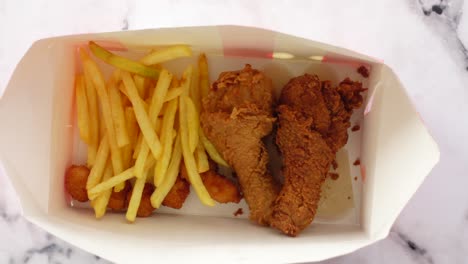pollo frito y papas fritas