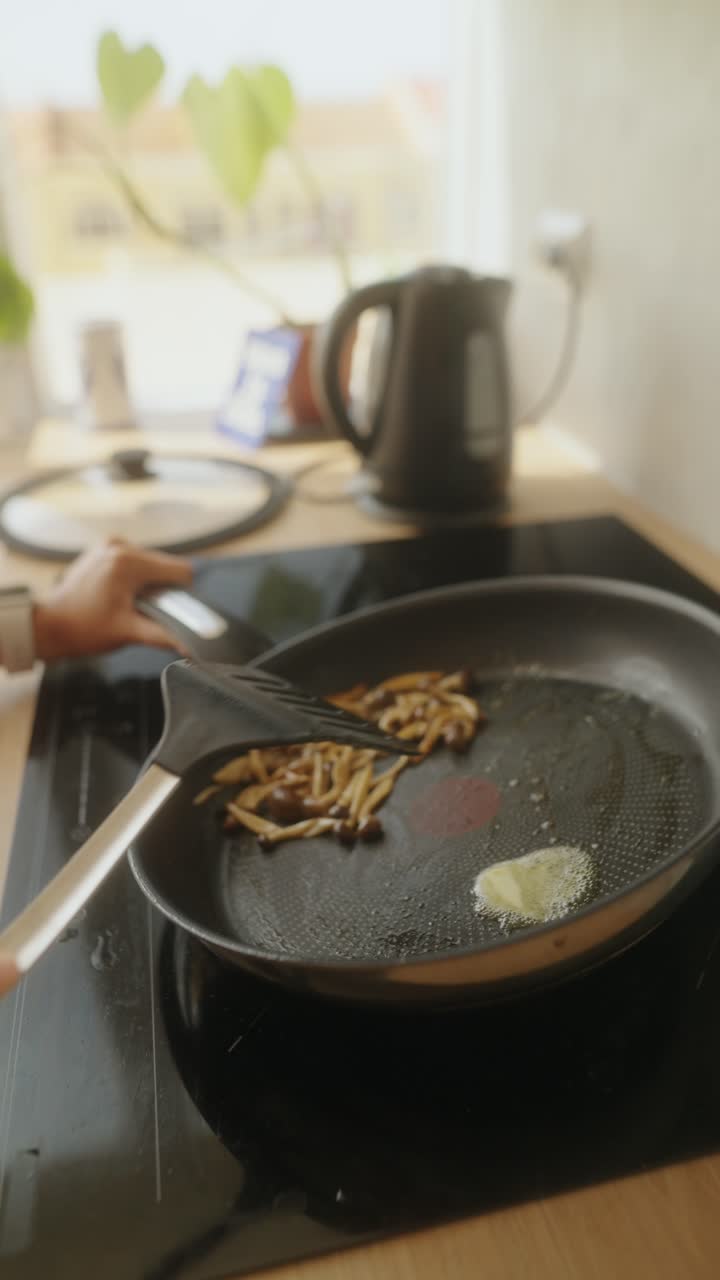 cocinar setas en una sartén