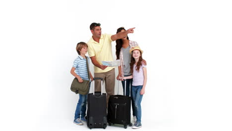 familia feliz con el equipaje apuntando