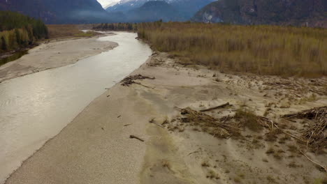 Volando-Sobre-Un-Río-Que-Fluye-A-Través-De-La-Montaña-De-Columbia-Británica,-Canadá