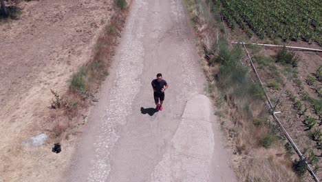 hombre corriendo por el campo-1