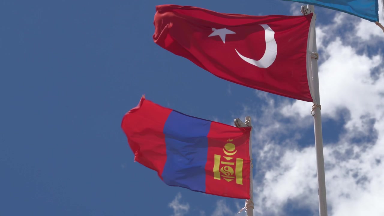 Mavi Gökyüzünde Dalgalanan Türkiye ve Moğolistan Bayrakları