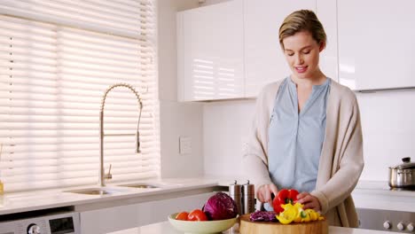 Woman-cutting-vegetables-in-kitchen