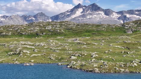 impresionante vista de un lago de montaña a gran altitud ubicado en la región de sursenfurka-grimsel de suiza