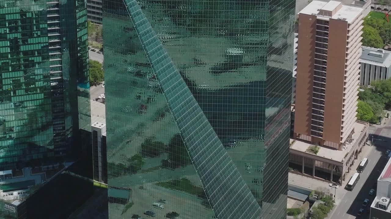 A vista aérea do centro de Dallas mostra prédios e ruas no Texas