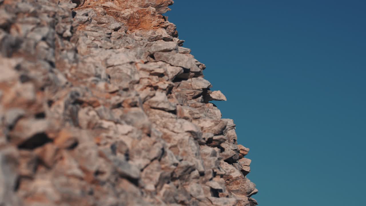 노르웨이 트롤홀름순드 해변의 바위투성이 돌로마이트 석조 구조물을 자세히 볼 수 있습니다.