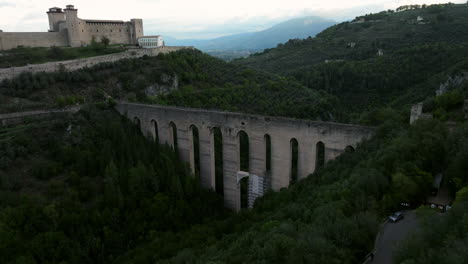 puente romano ponte delle torri en spoleto, italia durante el amanecer - retroceso aéreo