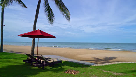 Sombrilla-Roja-Y-Silla-De-Playa-Con-Fondo-De-Playa-Y-Cielo-Azul-Y-Luz-Solar