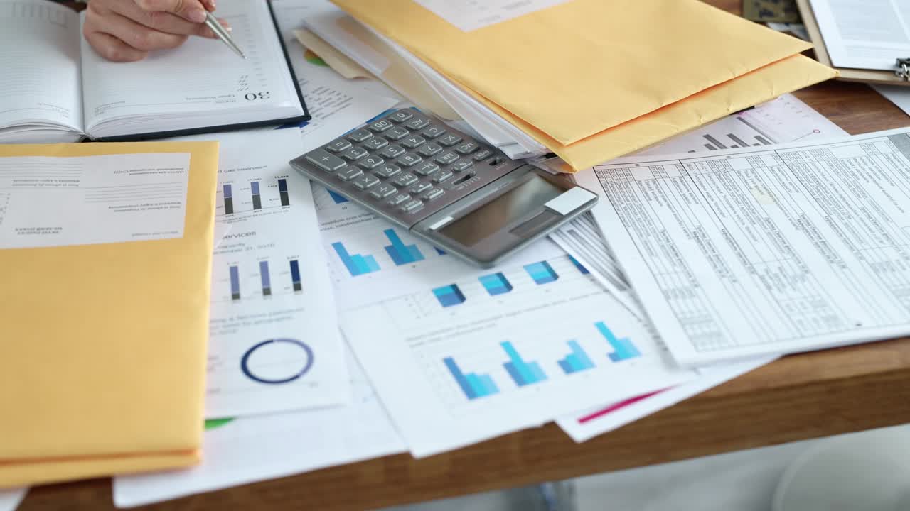 mujer secretaria comprueba la correspondencia recibida en el lugar de trabajo