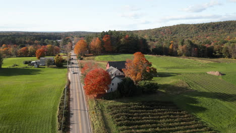 impresionante toma aérea oscilante de una granja en pownal, maine durante las hojas de otoño