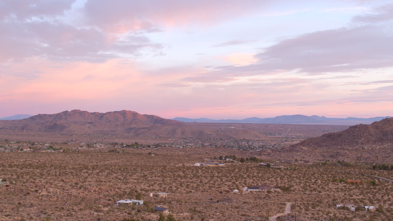 Movimento in avanti e verso il basso verso una casa nel deserto di Joshua Tree, California, in una splendida mattina.