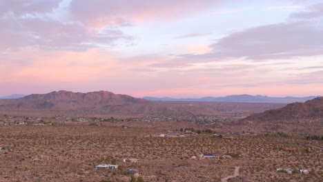 empuje hacia adelante y hacia abajo hacia una casa en el desierto de joshua tree, california en una hermosa mañana