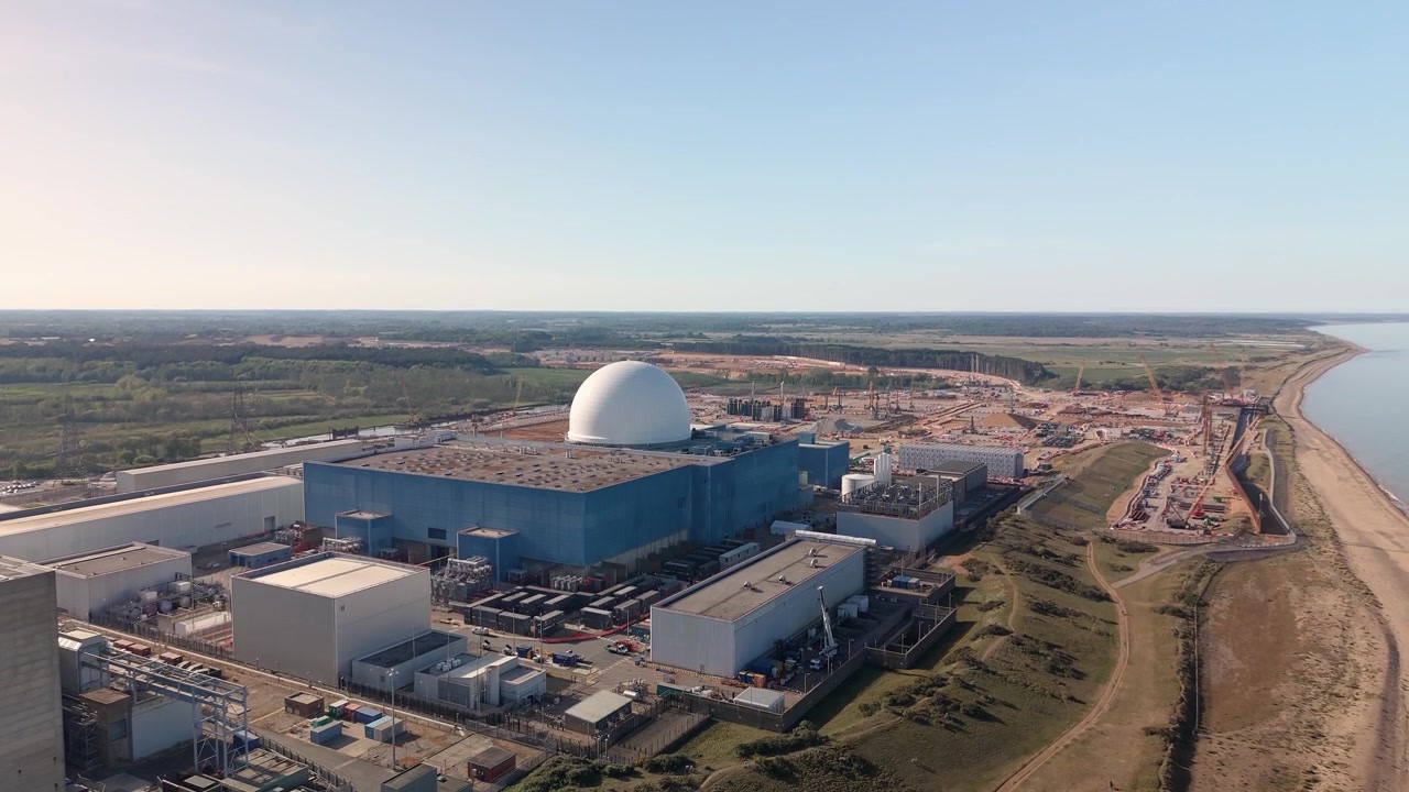 Centrale nucleare di Sizewell B e costa nel Suffolk, Inghilterra, vista aerea panoramica con drone