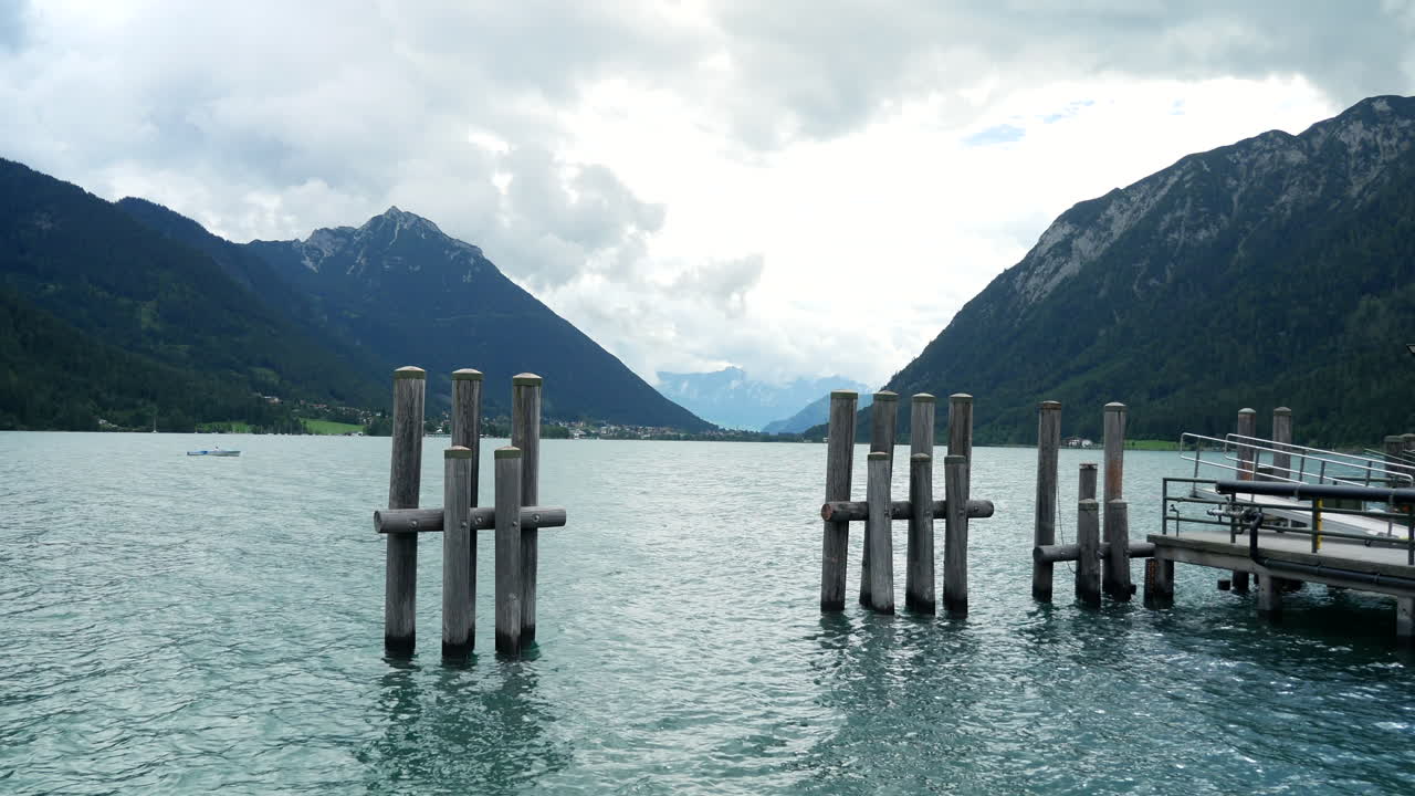 오스트리아 휴가 기간 동안 배를 위한 부두 근처의 아름다운 아헨제 호수