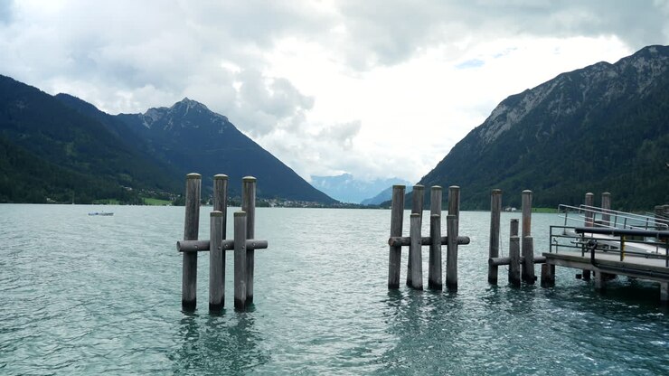 Bellissimo lago Achensee vicino al molo per le navi durante le vacanze in Austria.