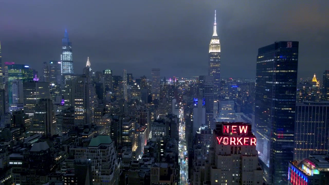 Ripresa aerea nebbiosa della silhouette di Manhattan di notte.