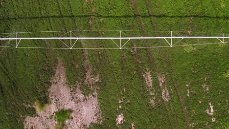 Vista-De-La-Máquina-De-Riego-De-Cultivos-Usando-El-Sistema-De-Rociadores-De-Pivote-Central---Vista-Aérea-De-Arriba-Hacia-Abajo