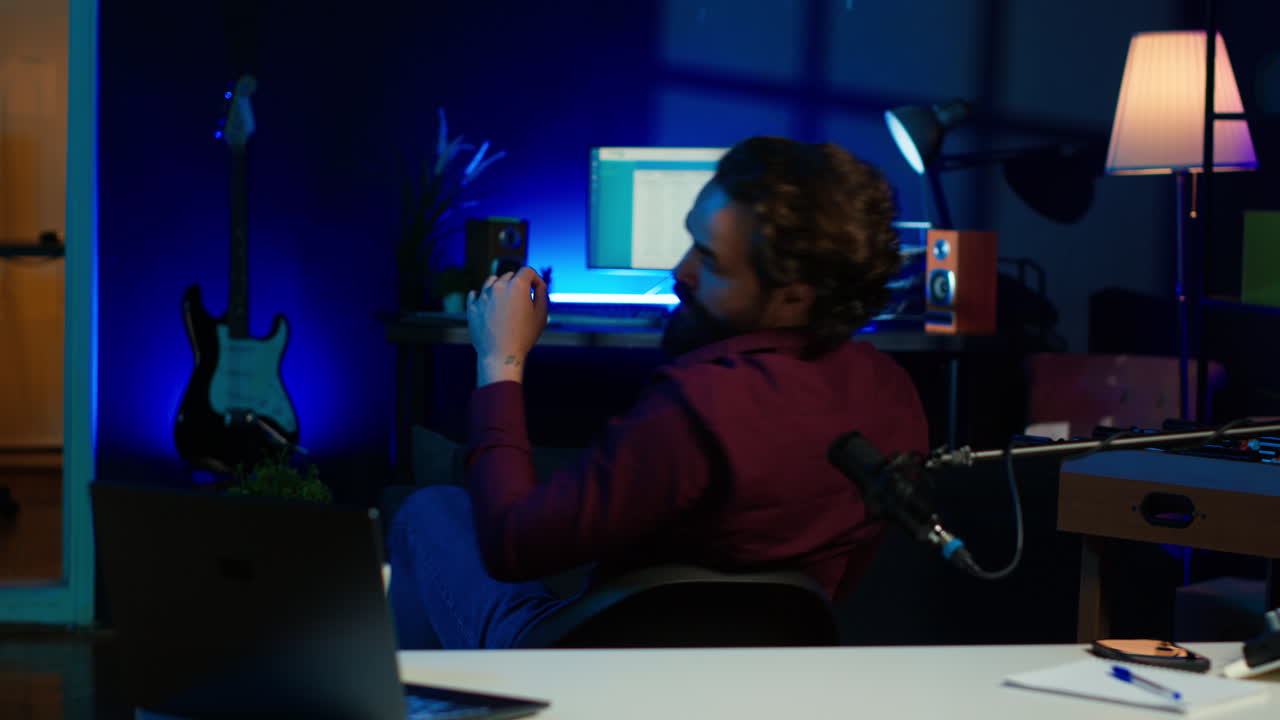 hombre infantil haciendo una introducción creativa para un vlog girando en la silla mientras filma