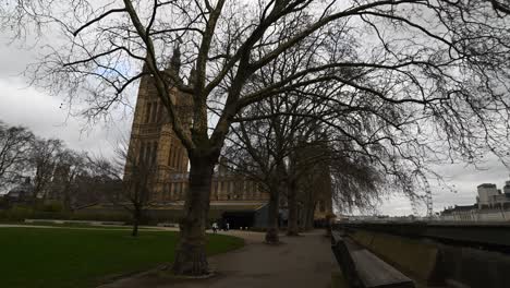 Vista-Hacia-El-Palacio-De-Westminster-Y-La-Cámara-De-Los-Lores,-Londres,-Reino-Unido