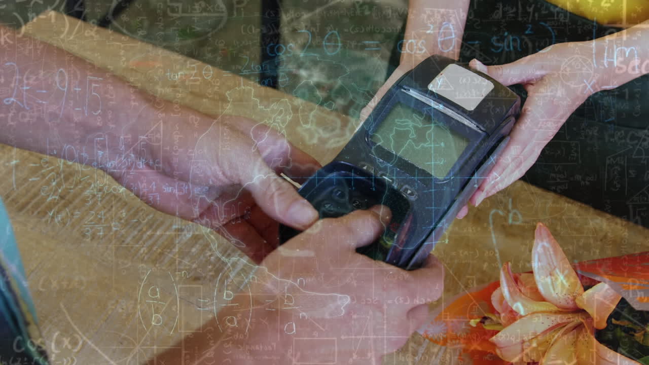 animación de diversos datos sobre las manos de una mujer y un hombre caucásicos usando la terminal de pago