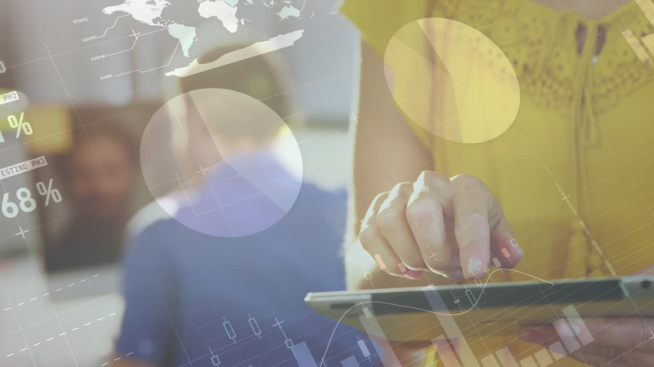 디지털 태블릿을 사용하는 백인 여성의 중간 부분에 대한 인포그래픽 인터페이스의 애니메이션