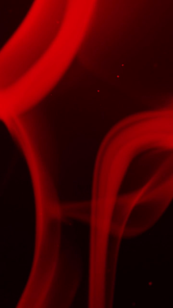 Fumo rosso atmosferico e particelle su sfondo nero