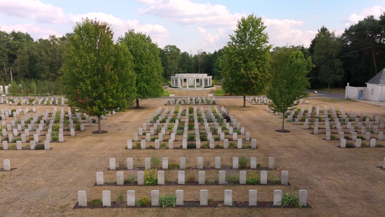 Vista aerea di tombe di guerra che conducono al Monumento commemorativo nel Cimitero Militare di Brookwood
