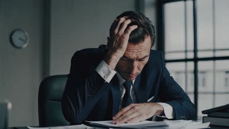 un hombre de negocios estresado en su escritorio.