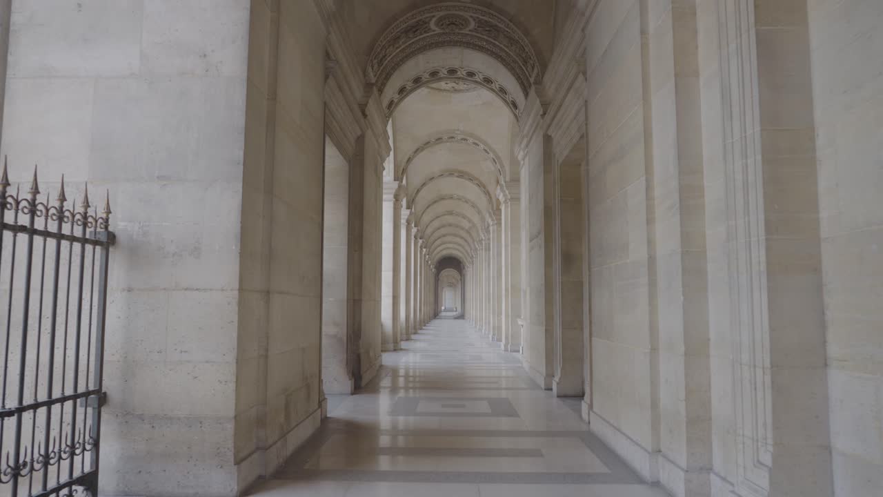 아치 와 기둥 이 있는 긴 복도