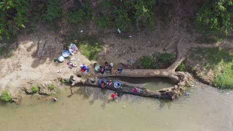 mujeres haitianas lavando ropa en las aguas del río de la masacre