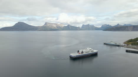 Luftaufnahme-Einer-Fähre,-Die-An-Der-Küste-Norwegens,-Umgeben-Von-Bergen,-Fährt