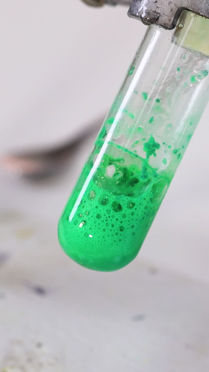 reacción química que produce burbujas en un tubo de ensayo