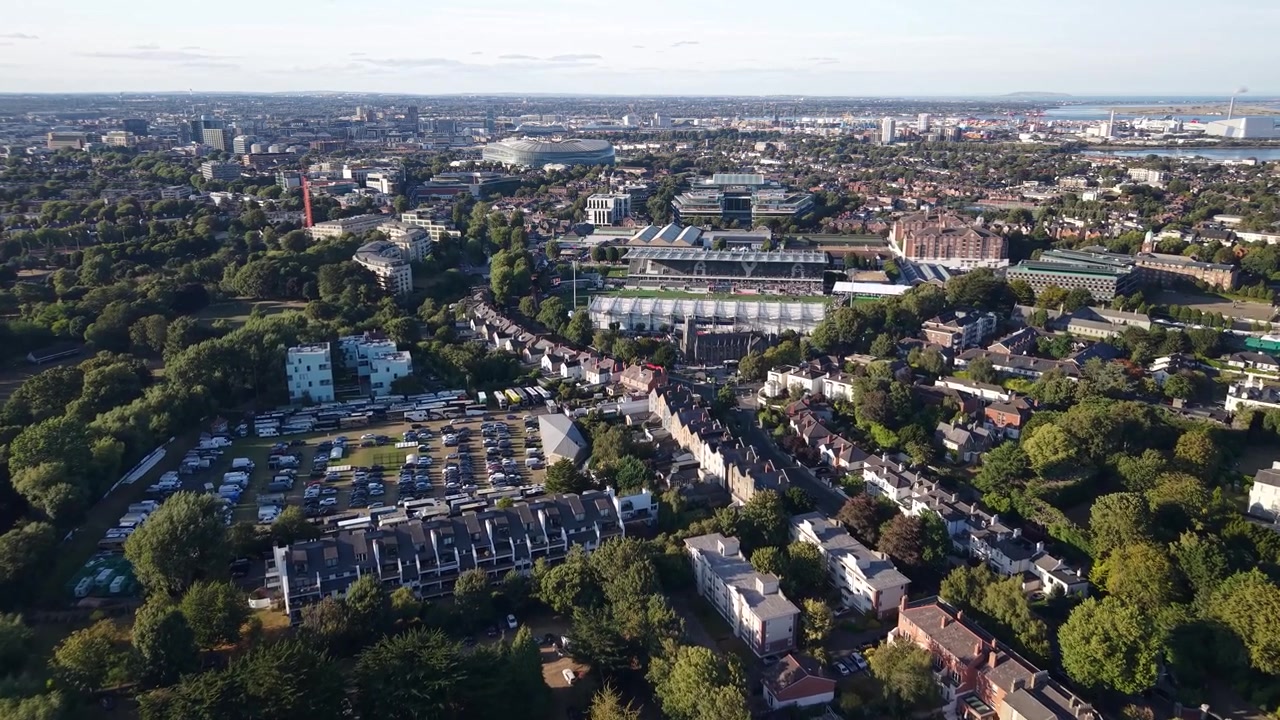 Veduta aerea a volo d'uccello della città di Dublino da sud con Arena, Aviva Stadium e punti di riferimento, Irlanda