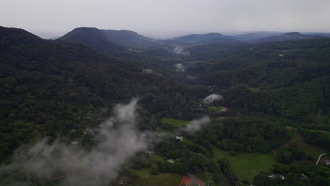 Selva-Tropical-Verde-Y-Montañas-Del-Valle-De-Currumbin-En-Gold-Coast,-Qld,-Australia---Toma-Aérea-De-Drones