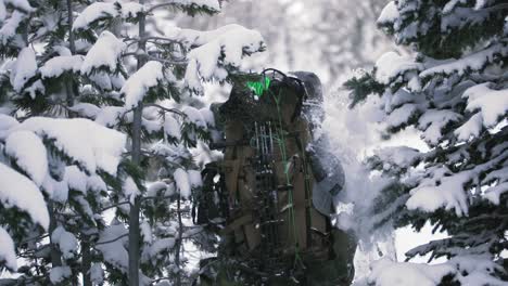 Bogenschießen-Bogen-Elchjagd-Im-Schnee-In-Montana-Im-Oktober-Auf-Dem-Gipfel-Der-Berge