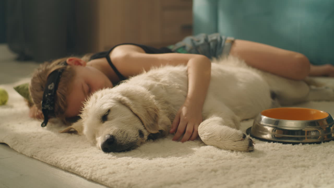 소녀와 강아지가 함께 자고