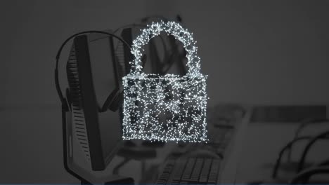 animación de un candado digital sobre las computadoras en la oficina