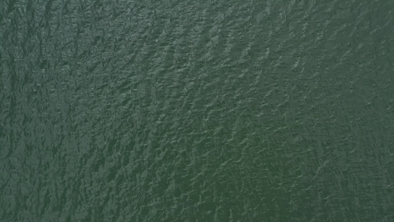 vista aérea o perspectiva a ojo de pájaro que muestra el agua del océano mientras asciende hasta 400 metros