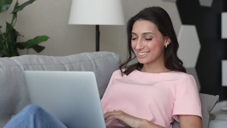 niña india pasa el tiempo usando portátil e internet navegando por la web