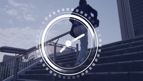 animación del reloj moviéndose sobre el hombre de negocios caucásico corriendo arriba