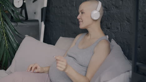 mujer embarazada escuchando música