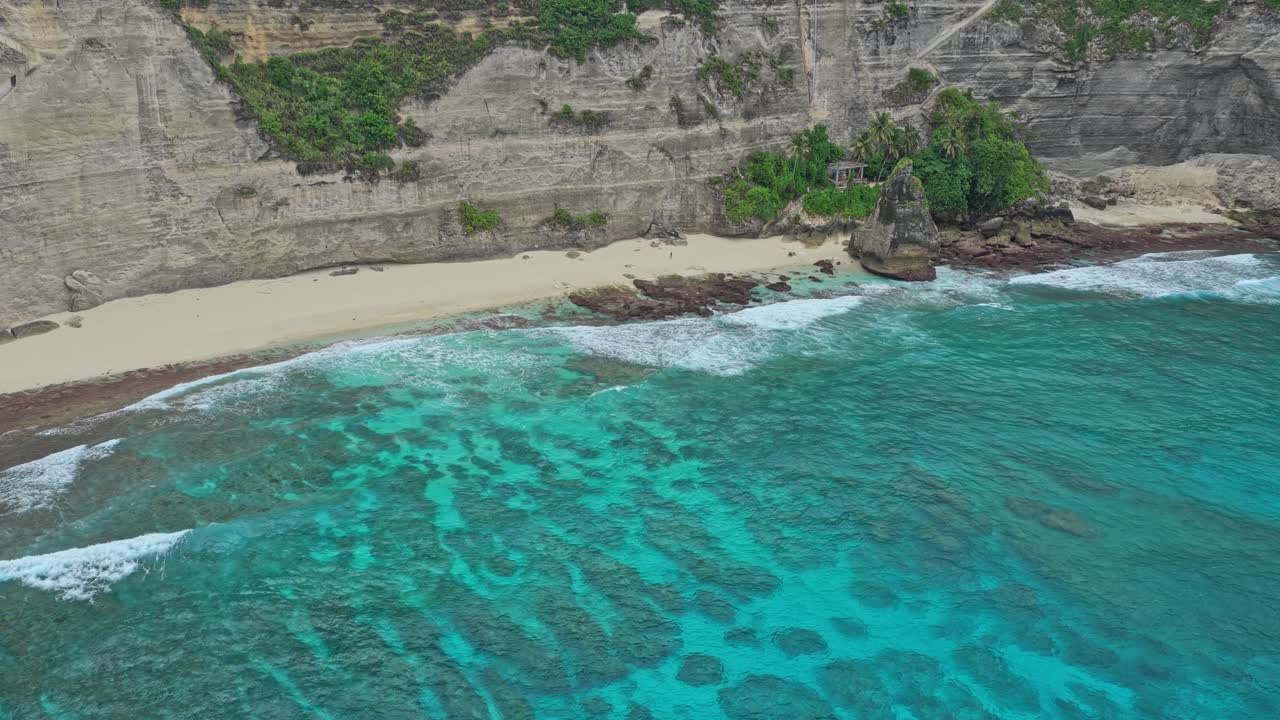Scenografica vista aerea di Diamond Beach a Nusa Penida, Bali