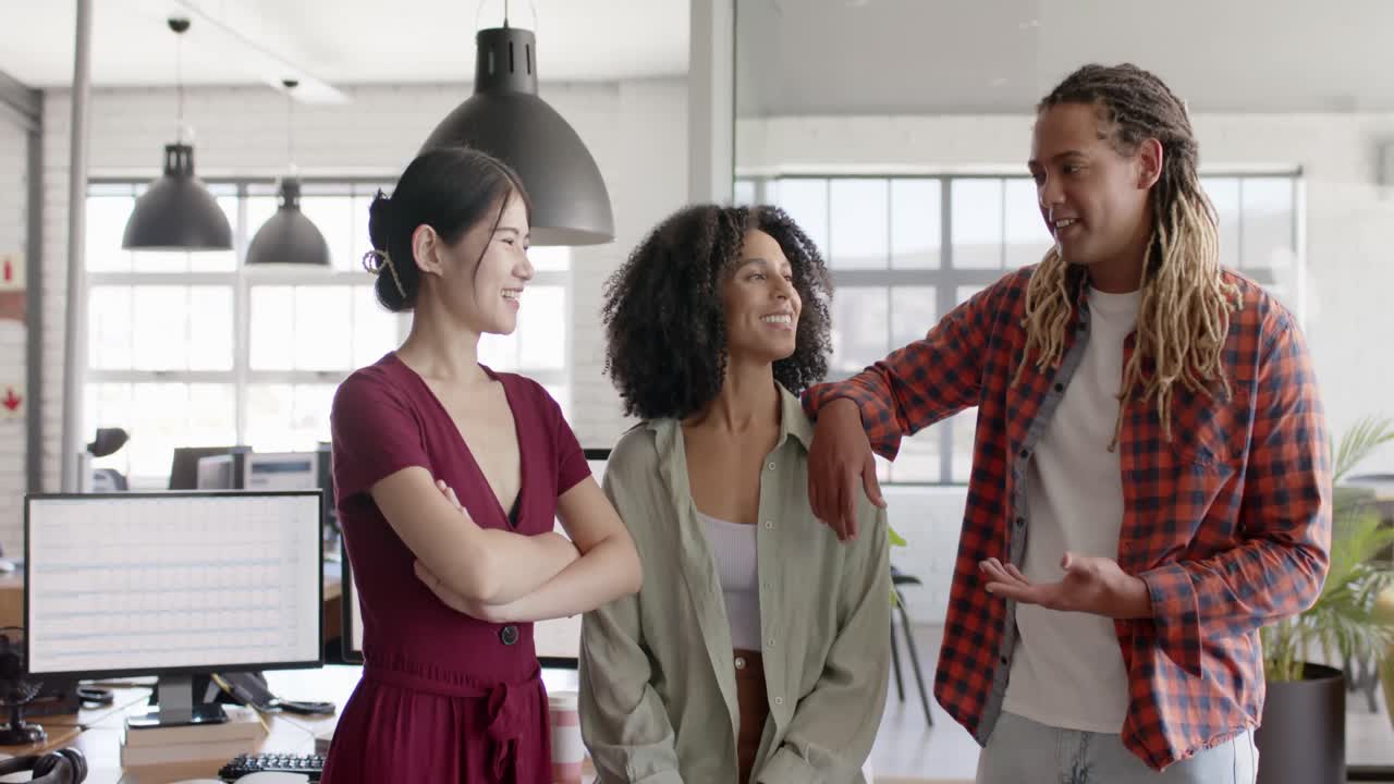 retrato de felices y diversos colegas creativos en la oficina en cámara lenta