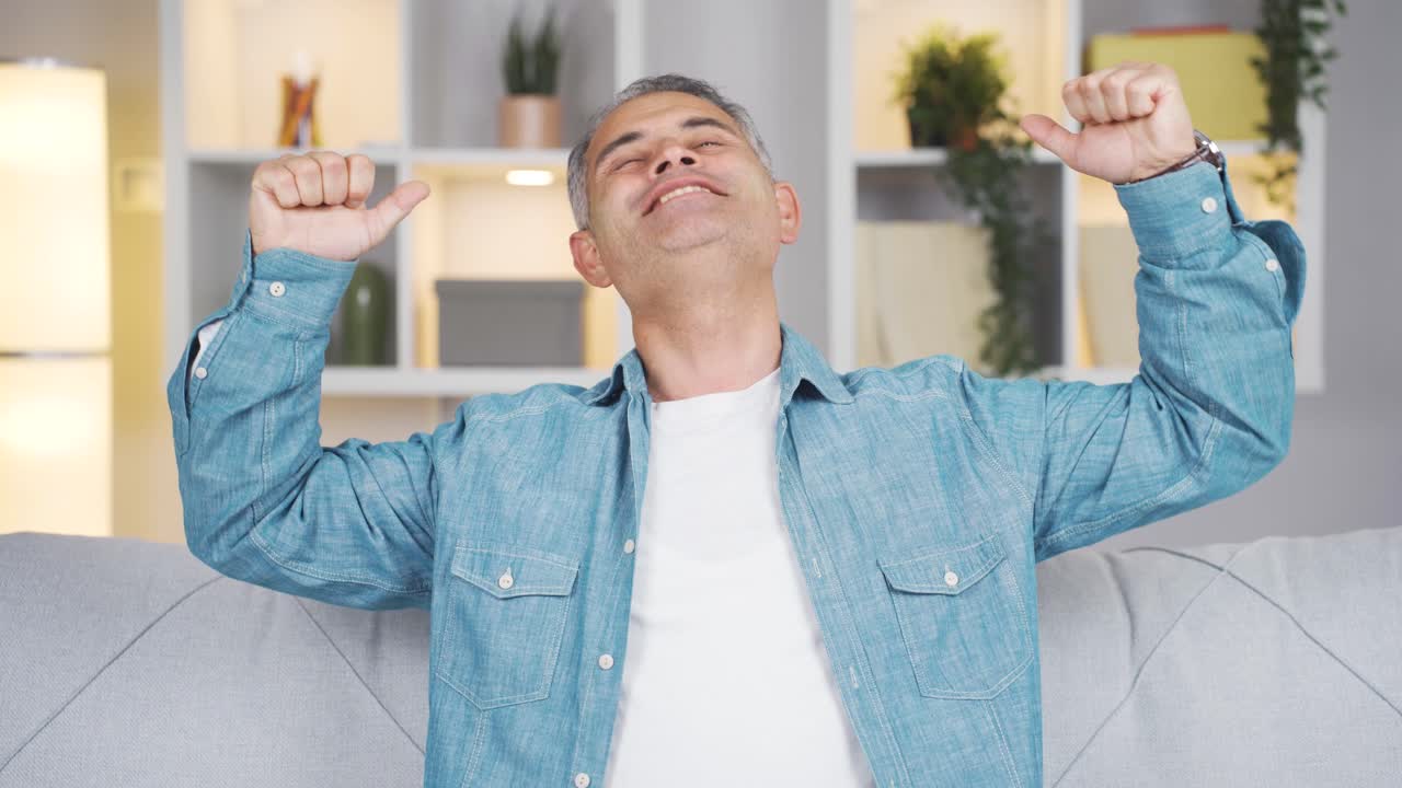 el hombre feliz se regocija.