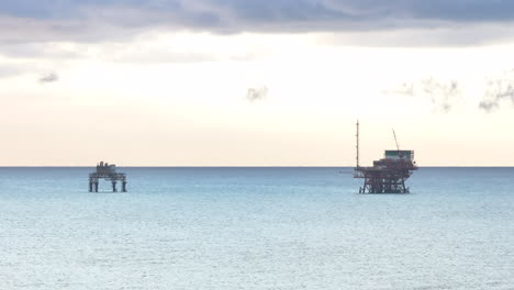 Plataforma-De-Perforación-Para-Extracción-De-Gas-En-El-Mar-Adriático-Al-Amanecer.