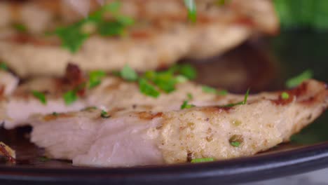 cerrado de pollo a la parrilla con perejil