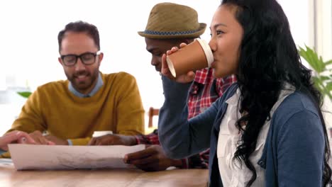 Gente-De-Negocios-Informal-Alrededor-De-Una-Mesa