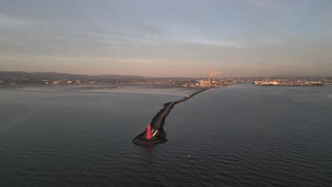 Luftaufnahme-Des-Leuchtturms-Poolbeg-–-Dublin-–-Irland-–-4K-Filmmaterial-Aus-Drohnenaufnahmen